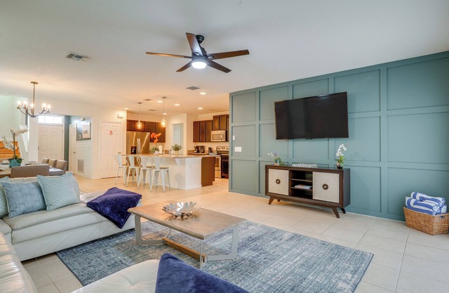 9 Mi to Disney: Group Getaway w/Lanai & Hot Tub!