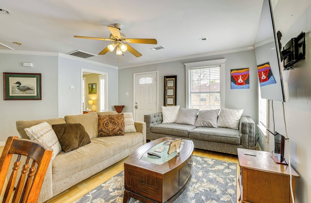 9 Mi to Downtown Houston: Cozy Cottage w/Patio!