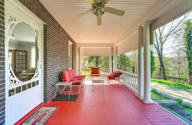9 Mi to New River Gorge: Spacious Retreat w/Porch