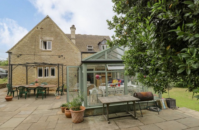 9 VELLEY HILL, pet friendly, character holiday cottage in Corsham