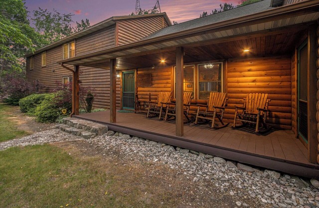 90 Acre Lodge w/Pond | Foosball | Pool Table