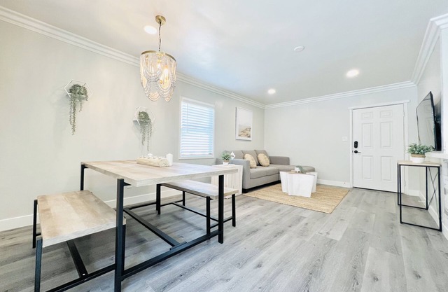 923-Sandbox- Beach Cottage With Parking!