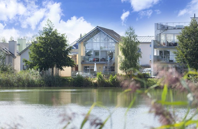 94 Howells Mere, Lower Mill Estate/4 bed/3 bath/3 storey/lakeside/sleeps8 +1 spa