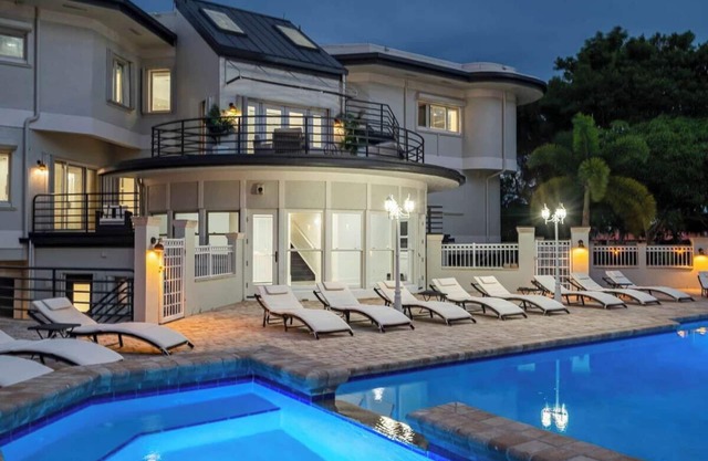 9K SF Waterfront Mansion/Pool