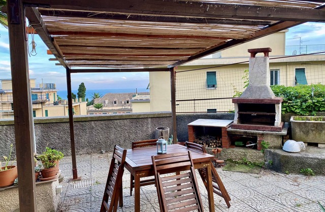 A 5-minute walk from the sea with a delightful sea-view garden.