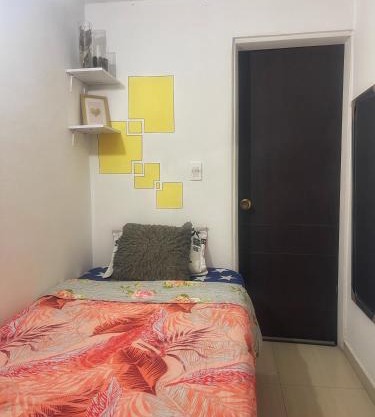 A 5 minutos aeropuerto. Habitación pequeña