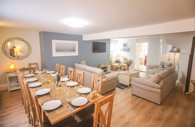 A 6 bedroom property, 2 minute walk to the sea front, beach and restaurants.