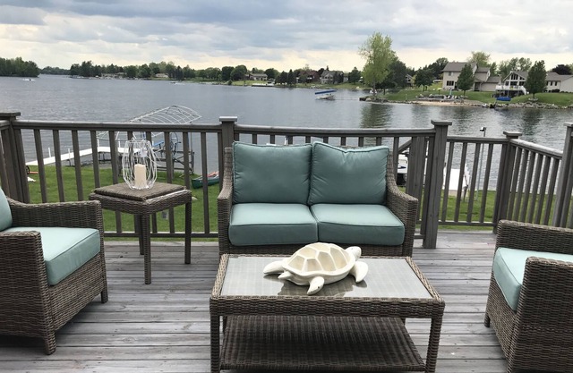 A beautiful beach hotel on Lake Lancer