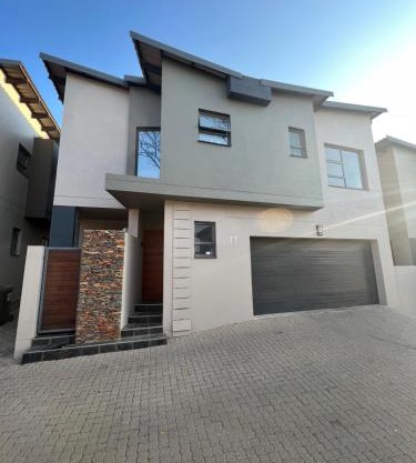 A beautiful modernize 4 bedrooms stand alone house