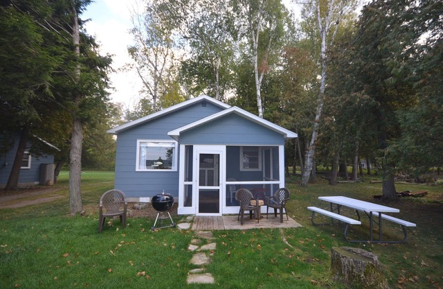 A beautiful resort cottage on Big Glen Lake with a tennis court and kayaks