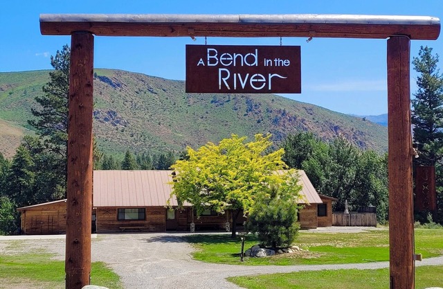 A Bend in the River Lodge-Sleeps 30, Dog Friendly, Close to Winthrop!
