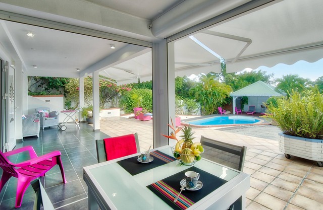 A bright and spacious flat, balneo-swimming pool, between sea and countryside