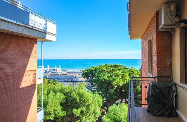 A bright and welcoming apartment on the fifth floor, with a stone's throw you are at the sea.