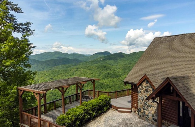 A Celestial Chalet Pets, Hot Tub & Mountain View