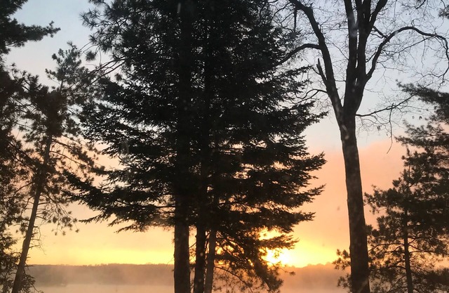 A chain of lakes cabin for amazing views, remodeled basement, pontoon to rent