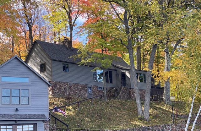 A classic cabin on Lower Long Lake