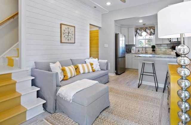 A comfortable, downtown 1/1 perfect for the traveling employees near food, beach, and entertainment