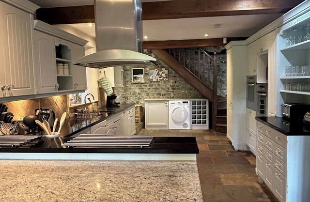 A cosy 15th century thatched Devon cottage