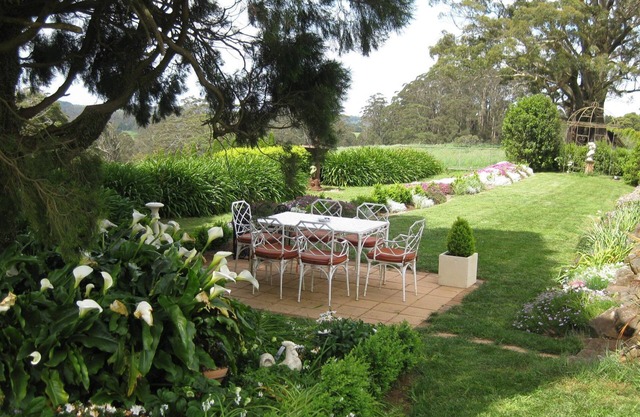 A cosy farmhouse getaway with picturesque views over rolling green pastures