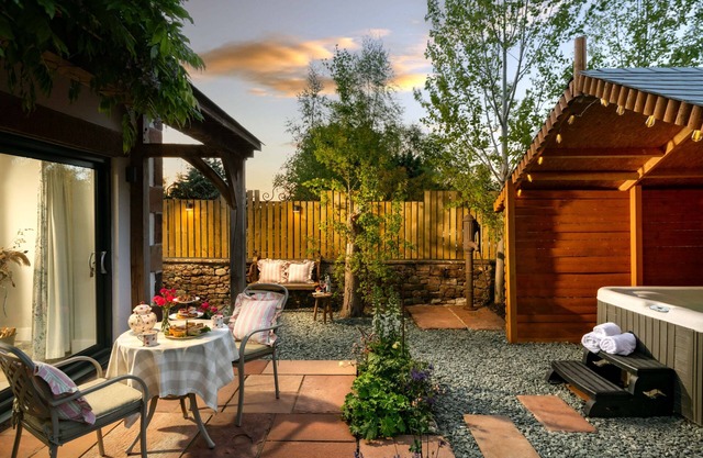 A cottage that sleeps 2 guests in 1 bedroom