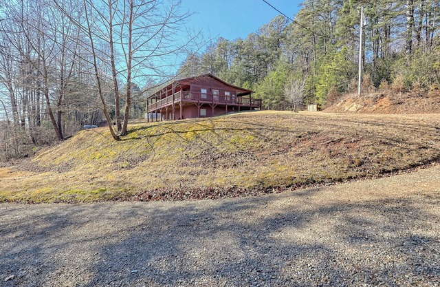 A cozy and bright cabin w/firepit close to many activities in the Smokies!