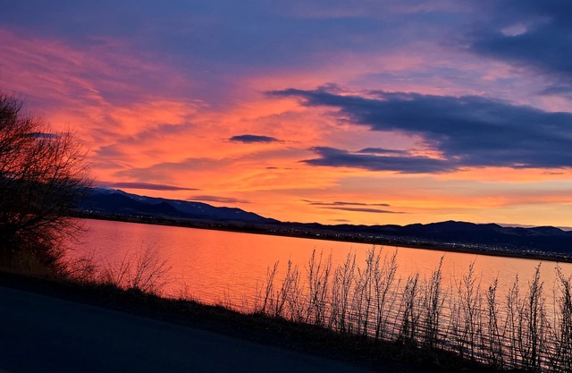 A cozy getaway with lakefront access.