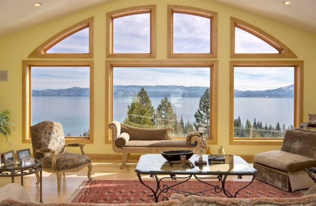 A craftsman with an extraordinary lake view!
