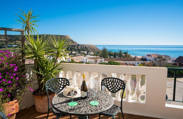 A fantastic top floor, 2 bed roomed apartment with the greatest sea views.