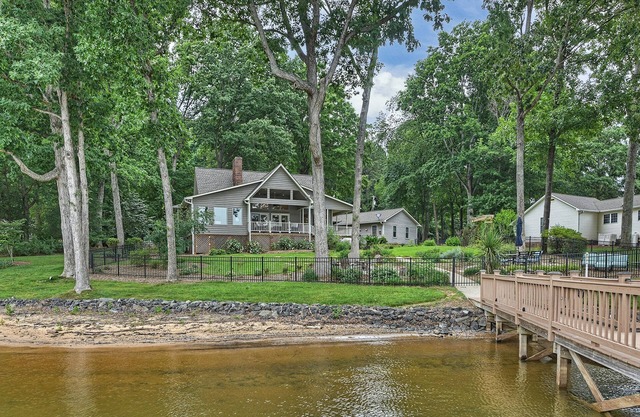 A Frame of Mind by AvantStay | Private Dock + View