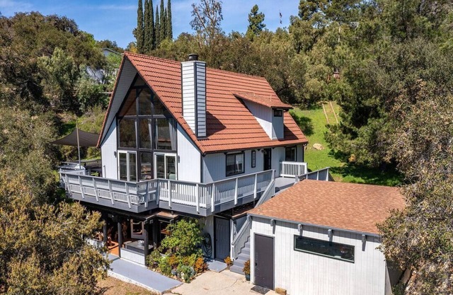 A-frame stunner, wrap around decks, 4 miles to the beach, 5 bed, 3 bath, 2 kit