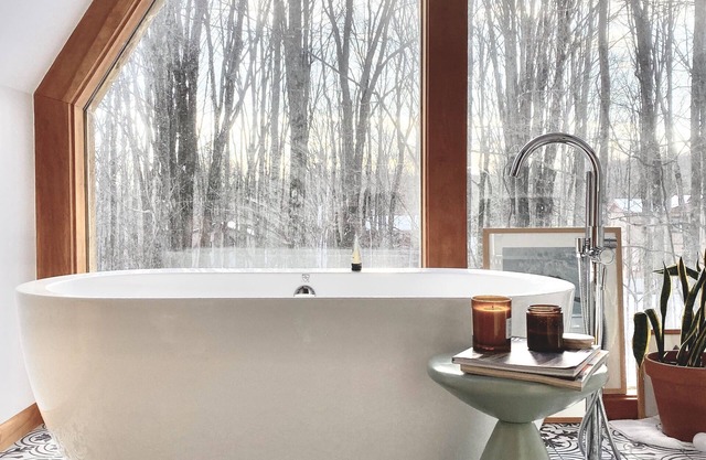A-frame with beautiful soaker tub over looking the treesn