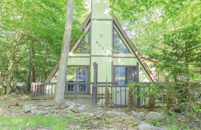 A-Frame: with private hot tub and lake & pool access!