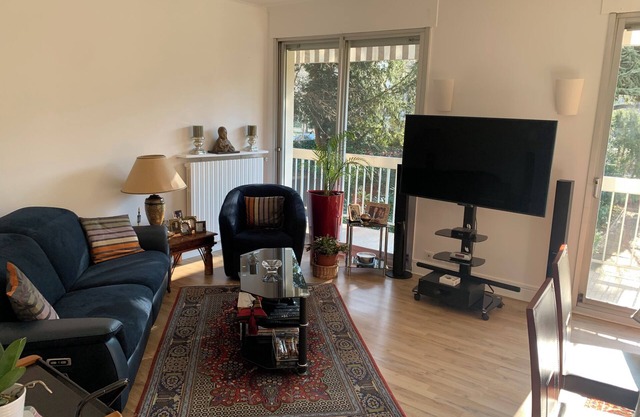 A glowing apartment of 66 m², in a residential green area of Paris neighborhood.