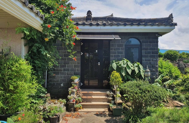 A healing cottage in Jeju City where you can play with dog in a spacious yard.