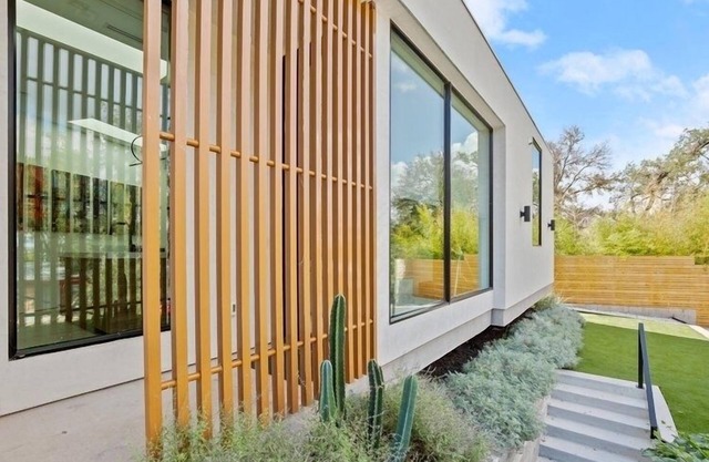 A hop, skip, or a scooter away from iconic Austin!