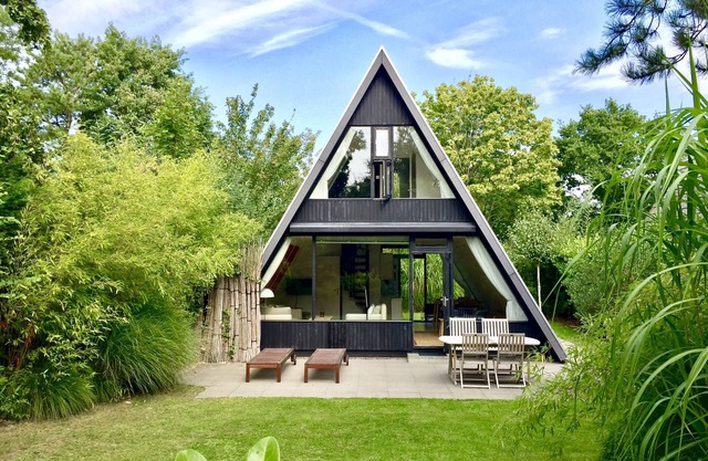 A-House. nl Top-house with garden right on the marina, beach and sea