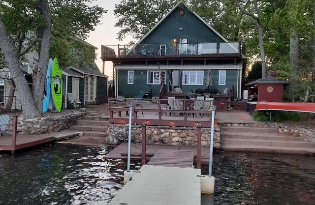 🌅A Lakefront Sunrise retreat for Couples or Families🌅