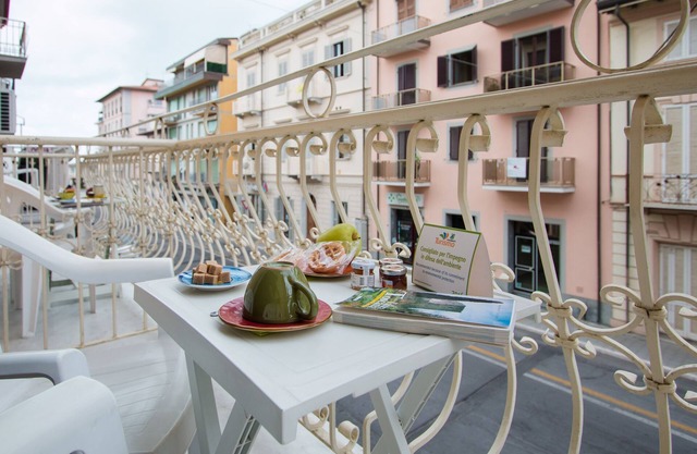 A large house in Viareggio a stone's throw from the sea and Pinewood Park