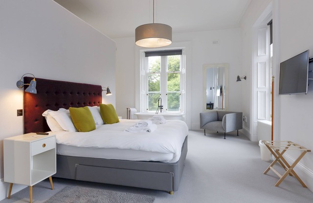 A lews castle that sleeps 2 guests in 1 bedroom