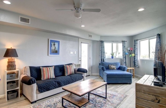 A Little Bit of Heaven: Boardwalk to Beach, Garage, Community Pool & Hot Tub. 7 Guests