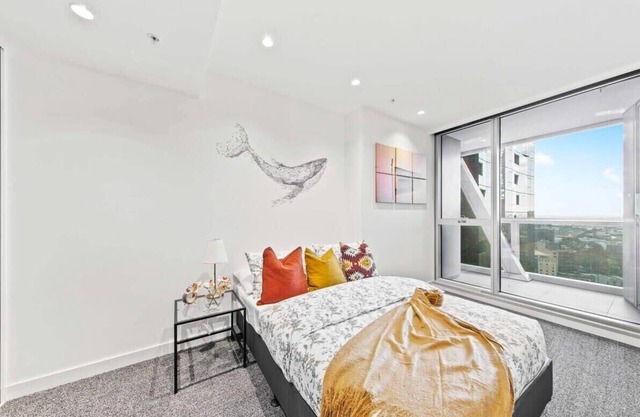 A Lux & Cozy Apt Next to Southern Cross Station