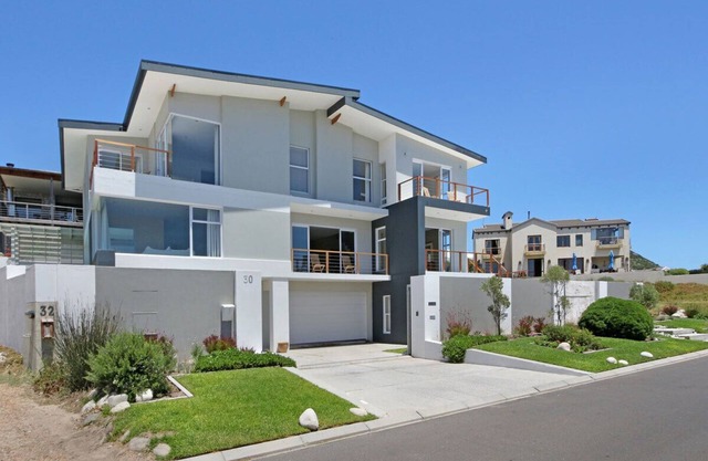 A luxury Beach Villa 2min stroll to the beach. Sea and mountain views. SOLAR