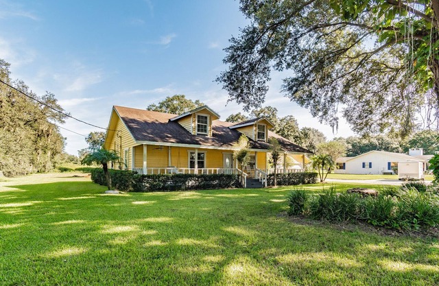 A mix of country & modern flair right off of the interstate