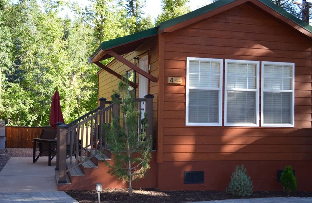 A one bedroom, one bathroom cabin overlooking Christopher Creek.