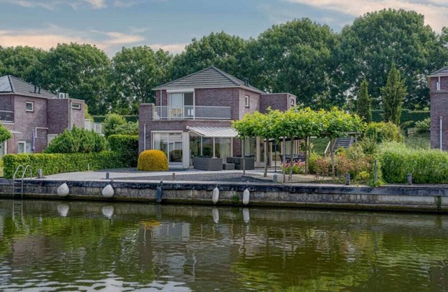 A panorama of water and nature from this comfortably furnished dike house!