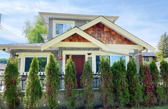 A peaceful, quiet second floor room for staying