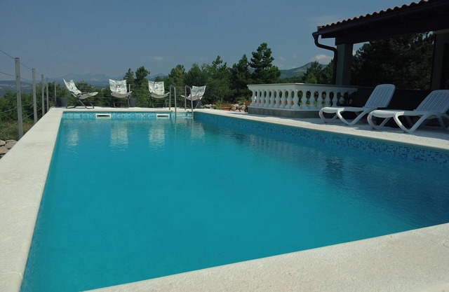 A peaceful villa with own pool and a great sea view