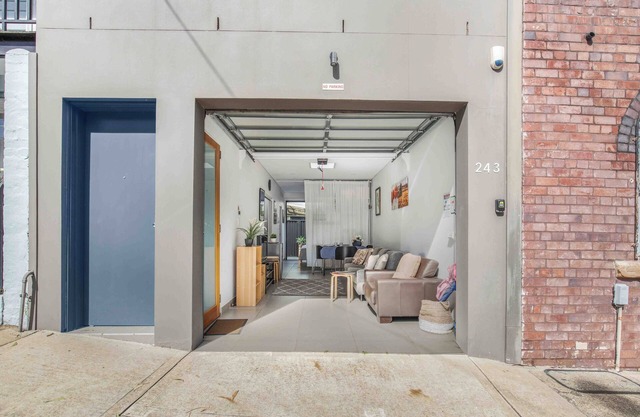 A Private Garage Suite in Forest Lodge