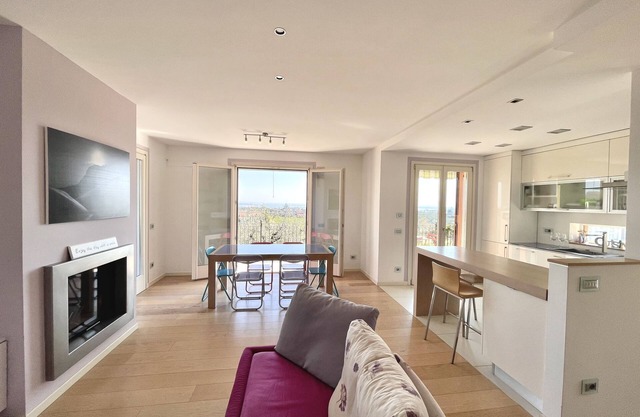A quiet terrace with a breathtaking view of Lake Garda