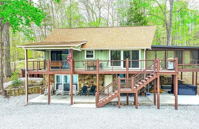 A Shore Thing - no steps to dock! Hot tub, fire pit ~ Sleeps 22 ~